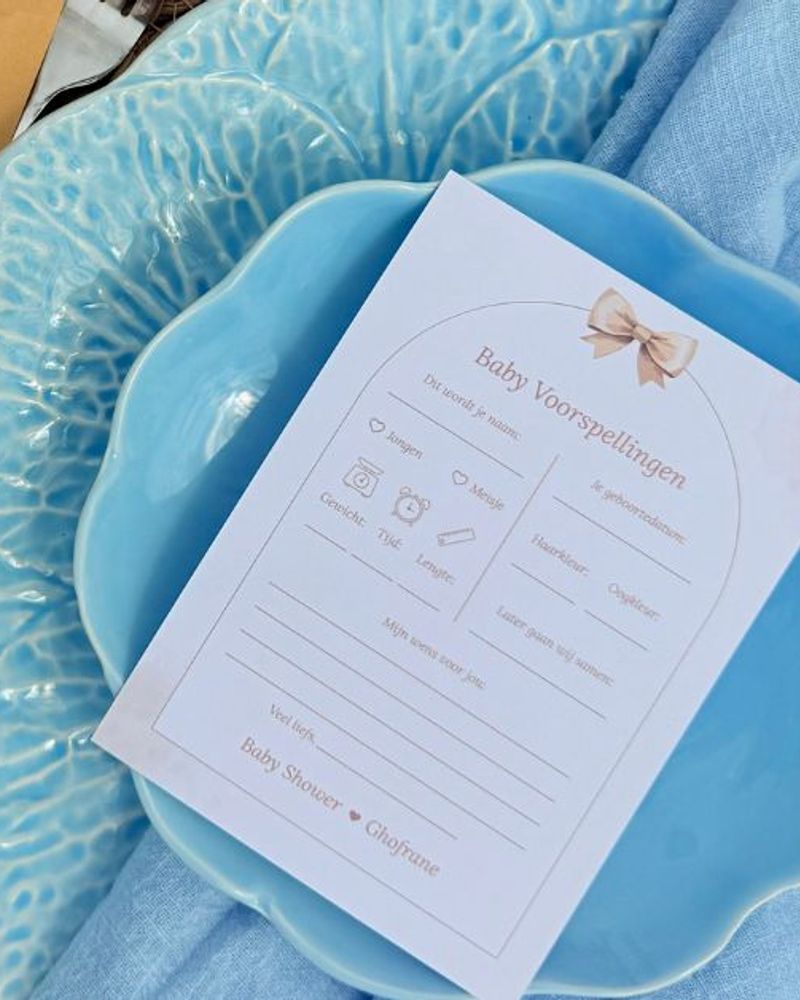 Wat schrijf je op een babyshower kaart? Geschenk met popcorn en een kaartje voor ideeën.